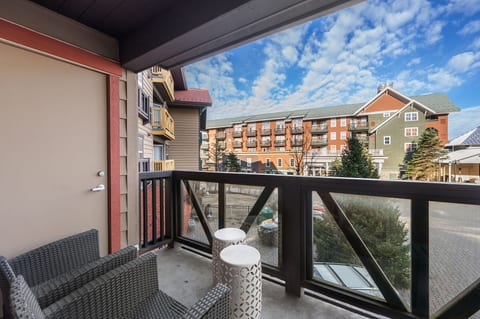 Enjoy stunning mountain & sunset views!