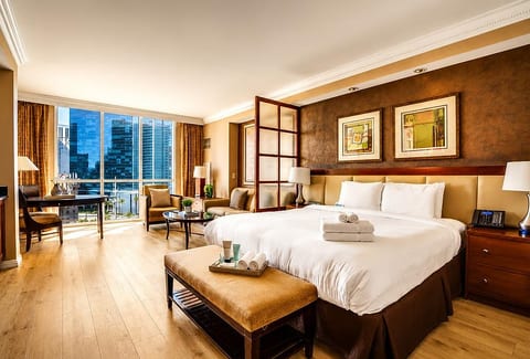 King Suite — 8th Floor MGM Signature Tower 2, Premium Linens, Floor-to-Ceiling Strip Views, Blackout Curtains