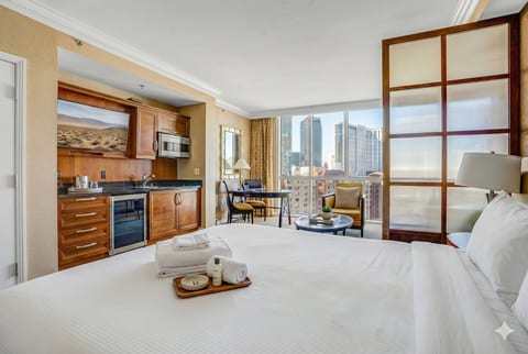 Wake up in this Plush bed with a view!