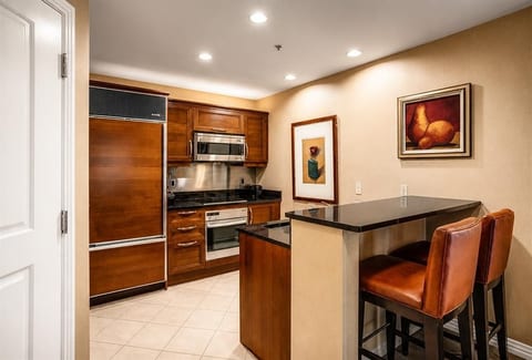 Full Gourmet Kitchen | Sub-Zero Refrigerator | Stove Oven Microwave Dishwasher | Kitchen Island Bar Seating | Coffee Maker | Full Cookware & Dishes | Skip the $60 Buffet — Cook In!