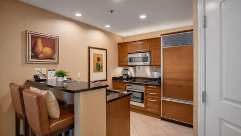 A fully equipped kitchen to make you feel right at home! 🍽️