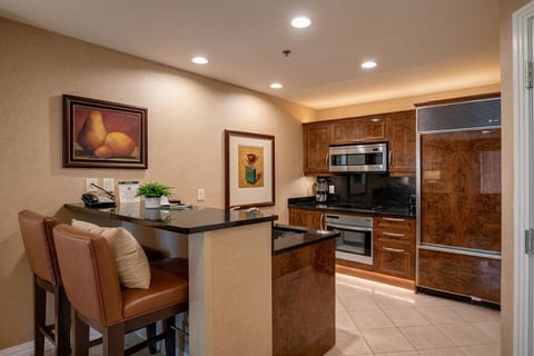 Gourmet Kitchen — Full Appliances, Counter Seating, Bar Stools, No Restaurant Required