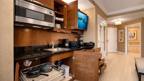 Gourmet Kitchen — Full-Size Refrigerator, Stovetop, Microwave, Dishwasher, No Restaurant Required