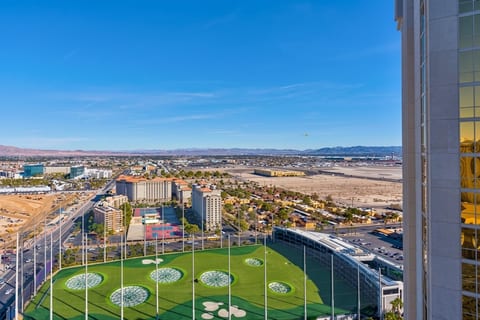 Las Vegas Strip View — Direct 32nd-Floor Strip-Facing Panorama, MGM Grand and Topgolf Visible