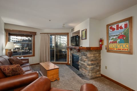 Unwind after a day on the slopes in front of the warm fireplace!