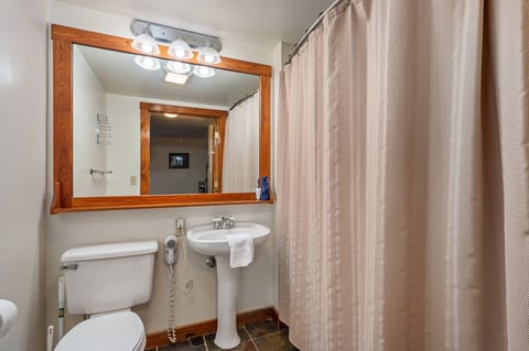 Get ready for the day in this fully appointed bathroom!