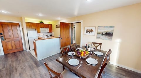 Open-plan dining for six—perfect for family meals or game night.