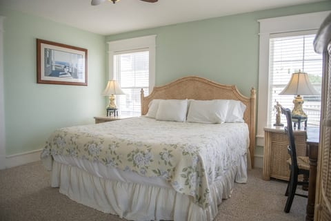 9. King Master bedroom ensuite oceanfront - 1st floor