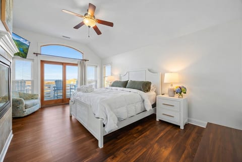King Suite 1 — Cozy Dark Wood Furnishings with Premium Bedding & Ensuite Bath | Angler's Retreat, Nags Head OBX