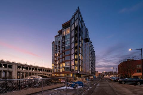 Riverview Penthouse + Balcony + Games + Parking
