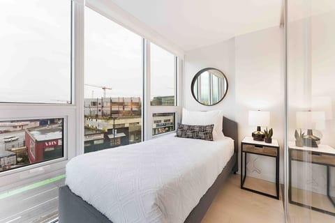 Stylish & Modern 2beds A/C & Parking