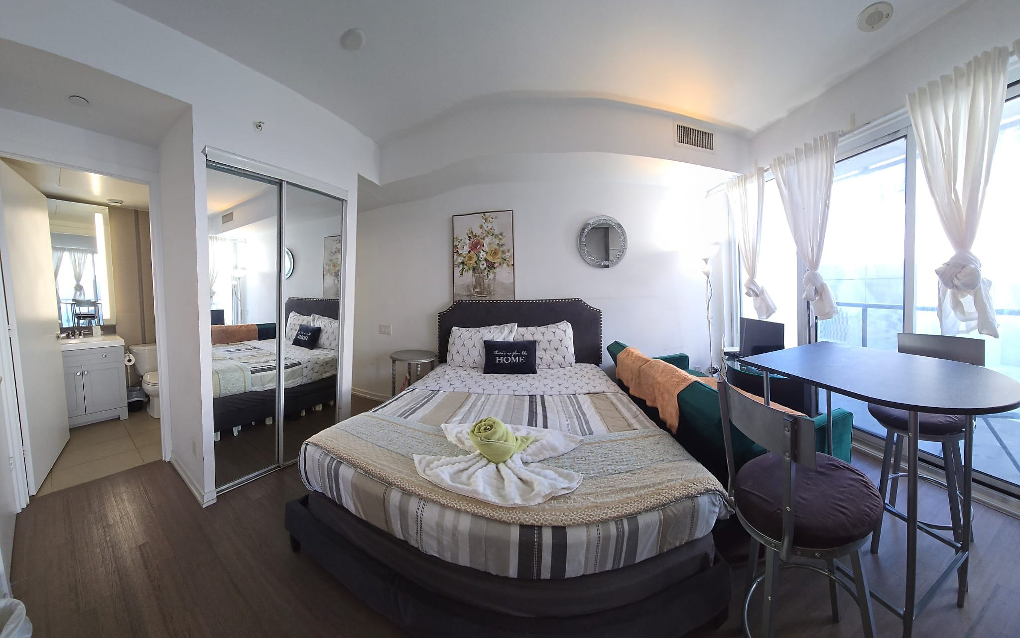 Luxury Condo Studio Downtown Toronto Entertainment Area