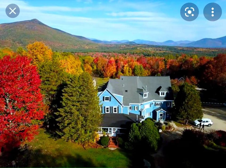 Nestling in the White Mountains, the Darby Field Inn is a historic property with 13 bedrooms each with their own ensuite bathroom. There are 5 suites, 2 fireplaces, a private pub, large dining room, professional kitchen and a pool (in summer). 