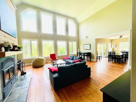 Spacious Chalet Tremblant |Auberge Rivière Noire image 4