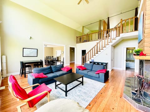 Spacious Chalet Tremblant |Auberge Rivière Noire image 3
