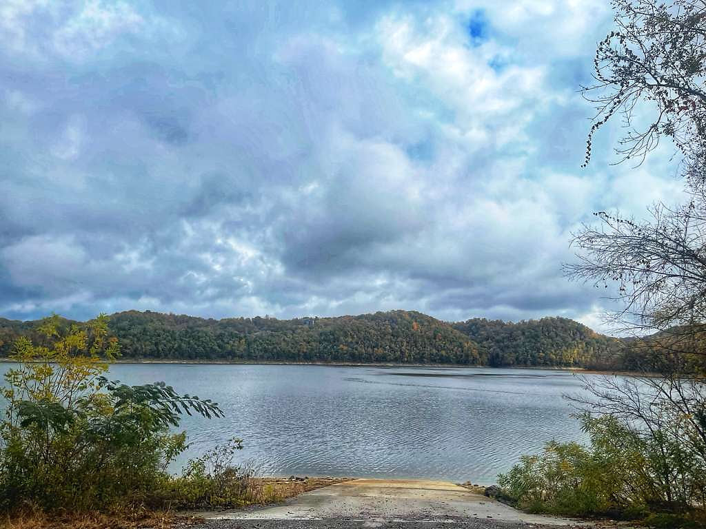 Five minute walk to the nearby boat ramp (1 minute drive).