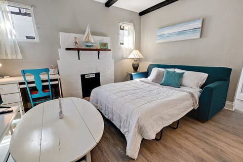 94 WalkScore | King Bed | Capitol Hill Beachy Apt