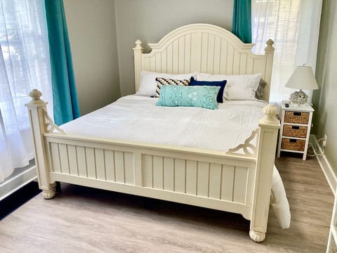 94 WalkScore | King Bed | Capitol Hill Beachy Apt