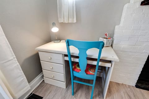 94 WalkScore | King Bed | Capitol Hill Beachy Apt
