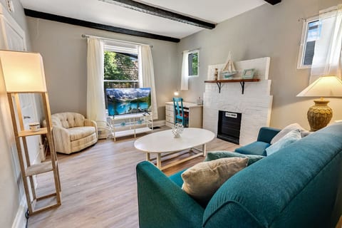 94 WalkScore | King Bed | Capitol Hill Beachy Apt