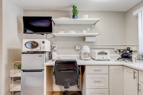 Boutique Studio in Olde Town | Walk to Light Rail