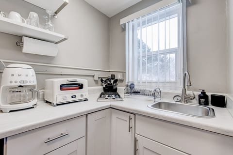 Boutique Studio in Olde Town | Walk to Light Rail