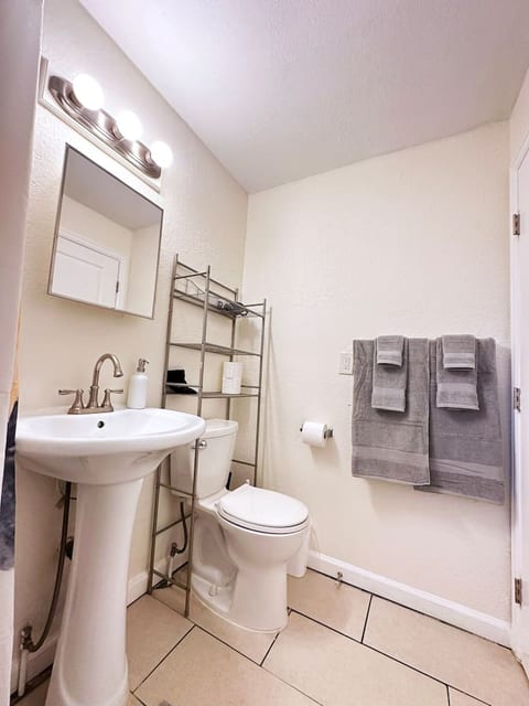 Furnished Sunflower 1BR | 10min to Denver | 30+ Stays