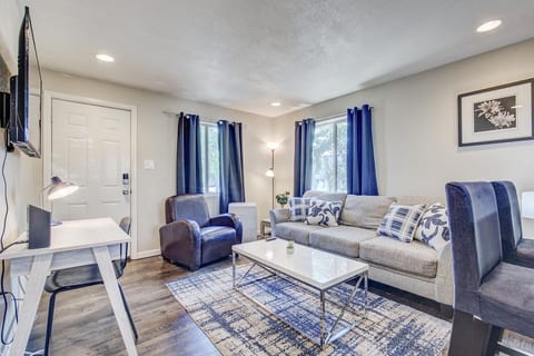 Royal Blue Lakewood Retreat | Light Rail + Denver