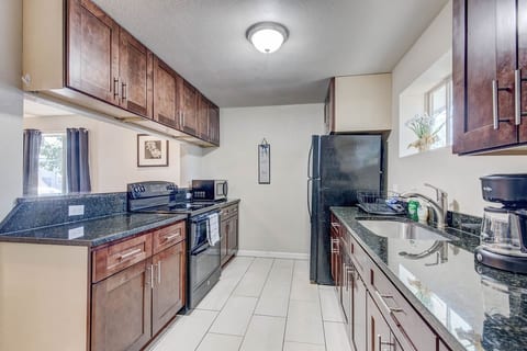 Royal Blue Lakewood Retreat | Light Rail + Denver