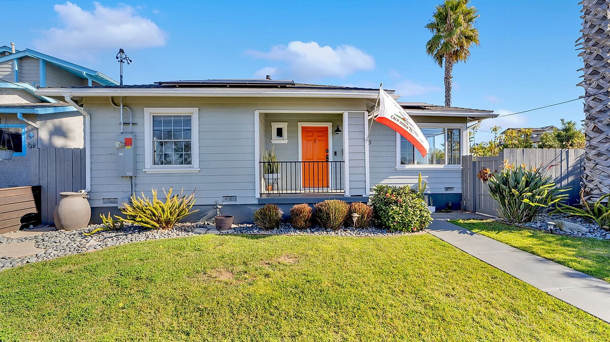 A bright orange door welcomes you to the Oside Abode. Located within walking distance to beaches, restaurants, and coffee shops.. Also, don't forget the fully fenced and private back yard with private hot tub. Southern California living at its best!