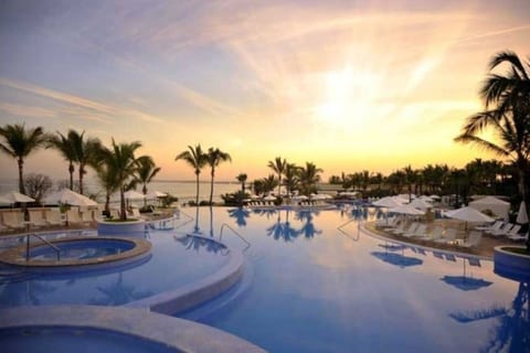 Pueblo Bonito Emerald Bay Owner Master Suite 1BR2B