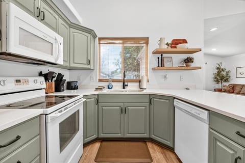Near Zion • Remodeled 2BR • Sleeps 6 • Game Garage
