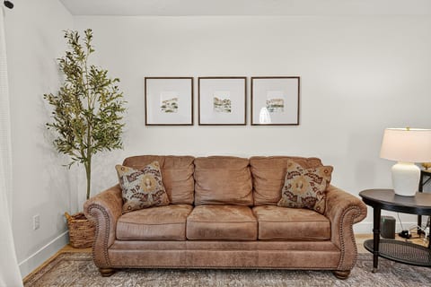 Near Zion • Remodeled 2BR • Sleeps 6 • Game Garage