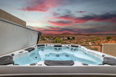 4BR • Sleeps 14 • Private Spa • Pickleball & Pool