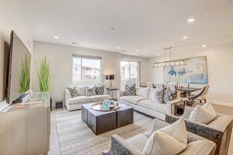 4BR • Sleeps 14 • Private Spa • Pickleball & Pool