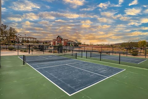 4BR • Sleeps 14 • Private Spa • Pickleball & Pool