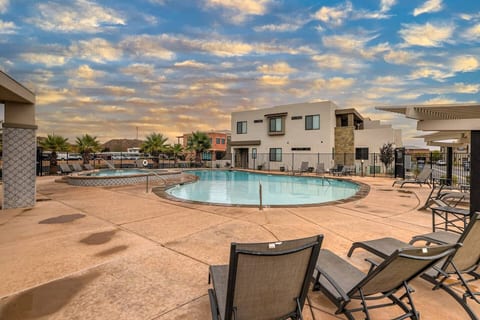 4BR • Sleeps 14 • Private Spa • Pickleball & Pool