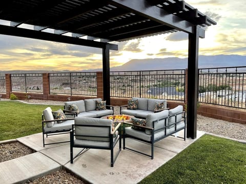 Near Zion • Sunset Views • Sleeps 8 • Fire Pit