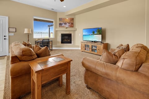 Near Zion • Sunset Views • Sleeps 8 • Fire Pit