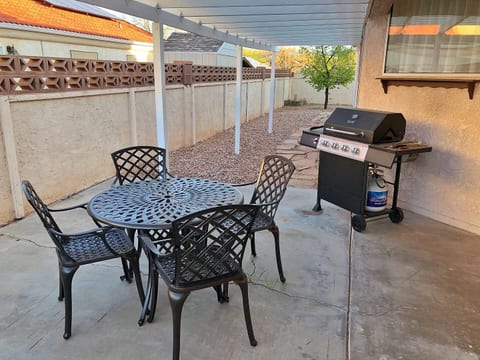 Near Zion • Remodeled 4BR • Sleeps 10 • Patio
