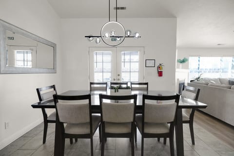 Near Zion • Remodeled 4BR • Sleeps 10 • Patio