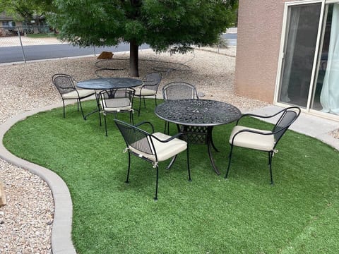 Near Zion • 3BR • Sleeps 8 • Patio Dining & Grill