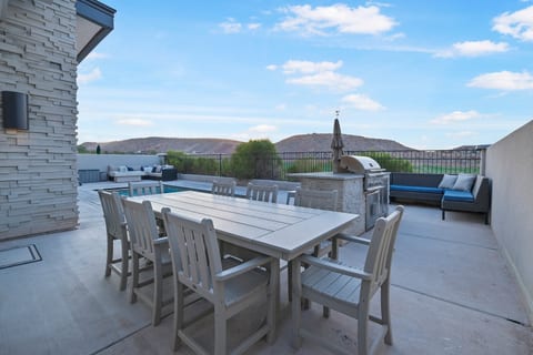 On the Golf Course • Sleeps 30 •Private Pool & Spa