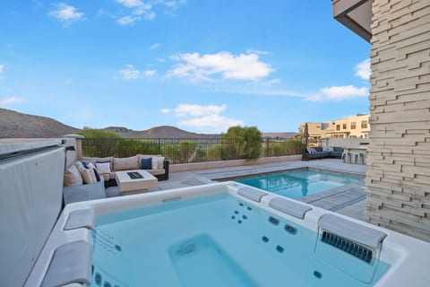 On the Golf Course • Sleeps 30 •Private Pool & Spa