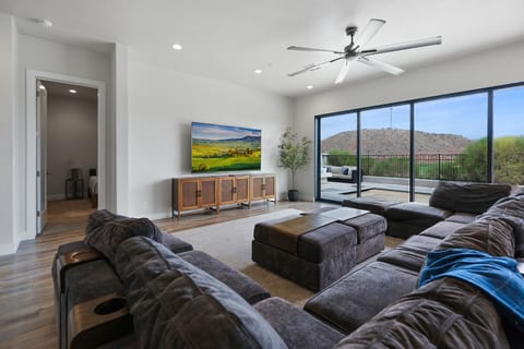 On the Golf Course • Sleeps 30 •Private Pool & Spa