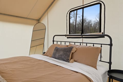 Honey Hole - Pet-Friendly Glamping with Lakes & Dog Park