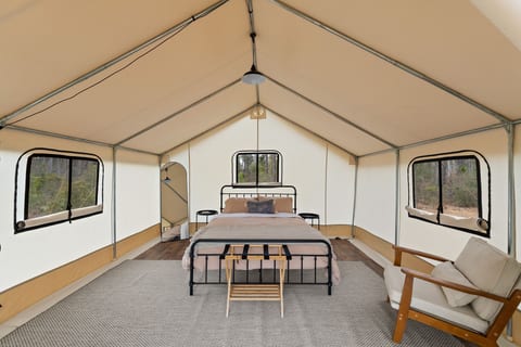 Honey Hole - Pet-Friendly Glamping with Lakes & Dog Park