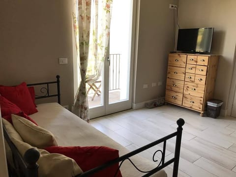 Poppy apartment in San Felice del Benaco image 4