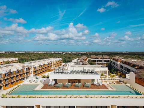 Rooftop Swimming Pool & Lounge Area