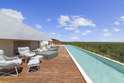 Rooftop Swimming Pool & Sunbeds
